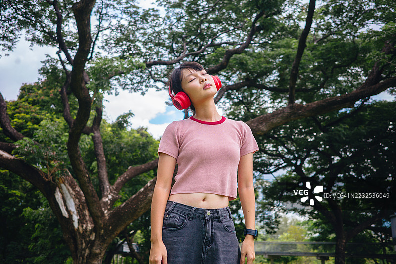 女子在户外呼吸新鲜空气图片素材