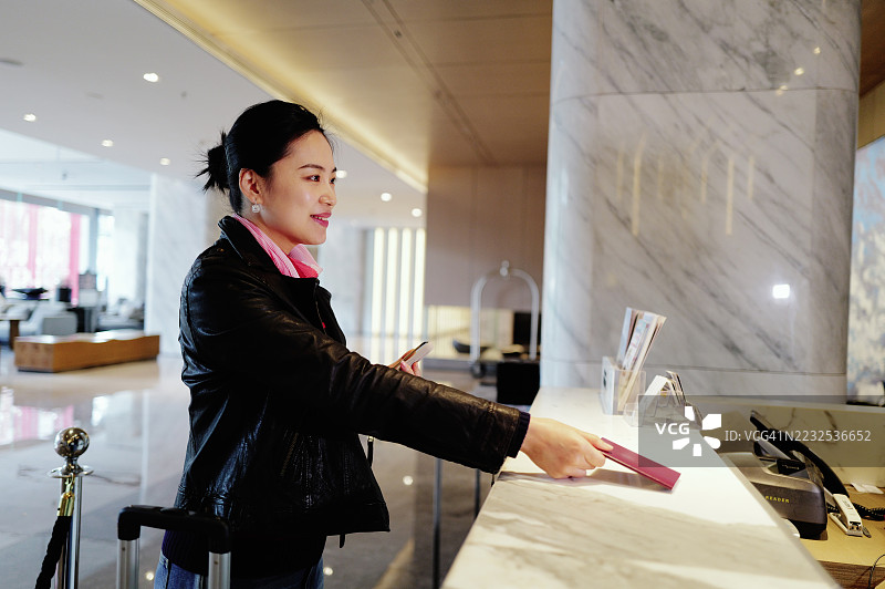 女性在酒店接待处付款 - 优雅与现代图片素材