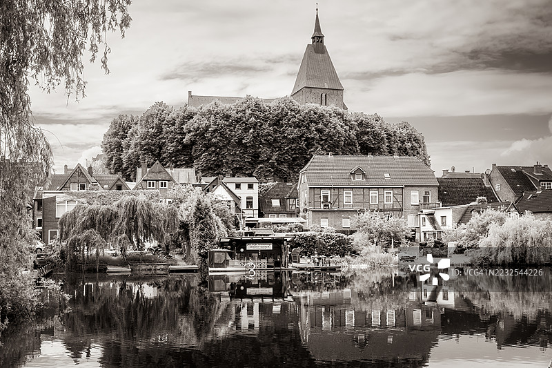 风景如画的村庄，教堂与倒影河流图片素材