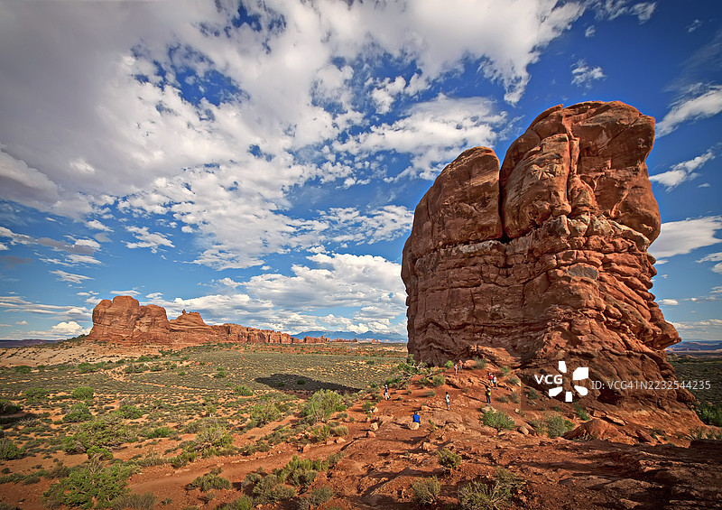 壮丽的岩石 formations 在广阔的多云天空下，美国图片素材