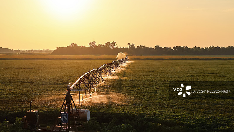美国日落时分的农业灌溉田地图片素材
