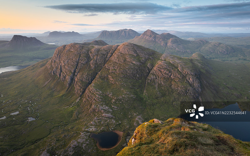壮丽的山脉在日出时的航拍视角，乌拉普尔，英国图片素材