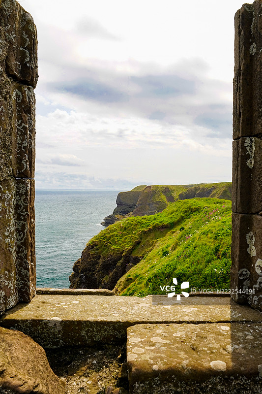 从古老的石窗眺望海岸悬崖景色，英国斯通黑文图片素材