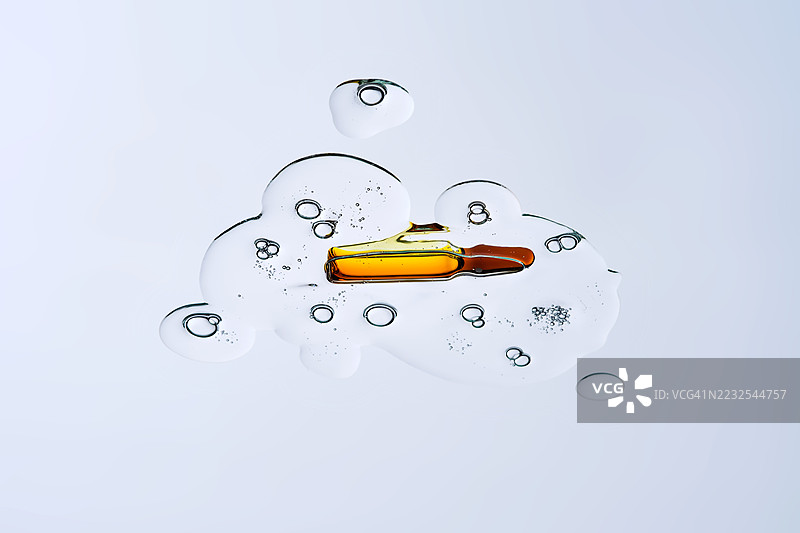 白色背景下悬浮在水中的油滴图片素材