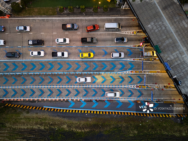 夜间繁忙交通的收费站鸟瞰图图片素材