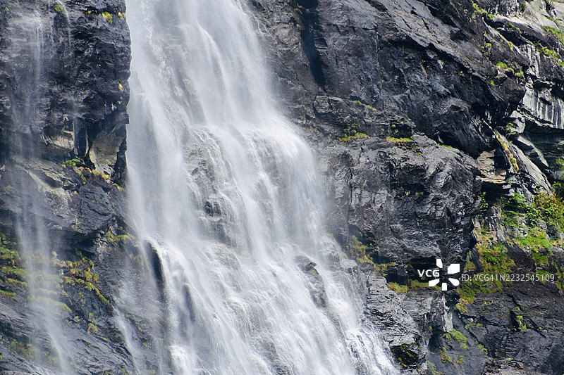 壮观的瀑布从岩石悬崖倾泻而下图片素材