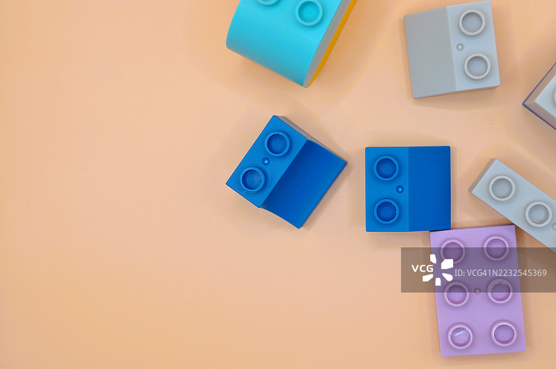 桃色背景上的彩色玩具积木图片素材