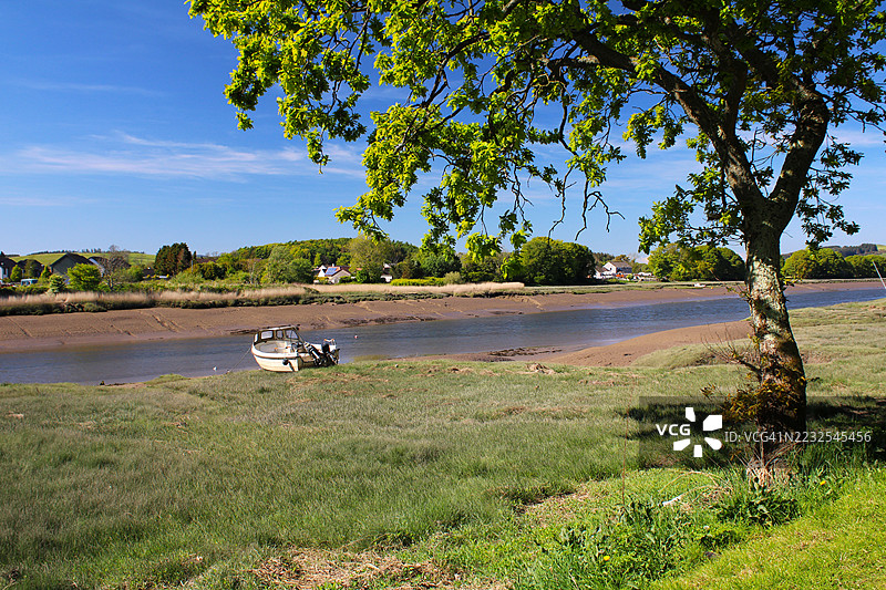 春天的宁静河岸，船与树，克尔库德拜特，英国图片素材