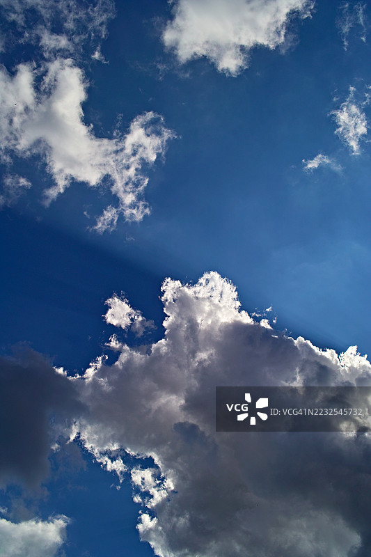 蓝天上的戏剧性云彩图片素材