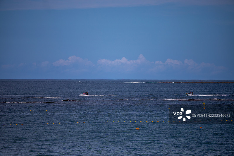 日本蓝天海洋上的摩托艇图片素材