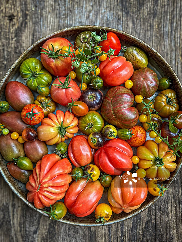 各种传统遗传番茄在一个乡村风格的碗里图片素材