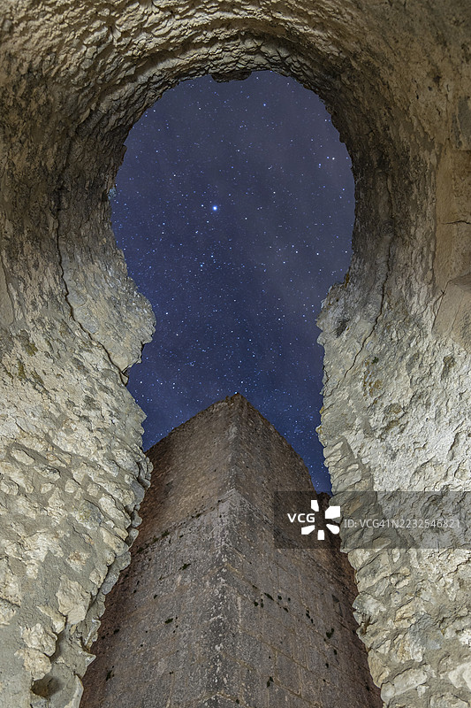 古老石头遗迹下的星空夜景图片素材