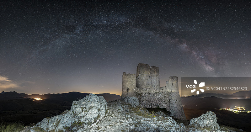 夜空下的宏伟城堡，银河璀璨图片素材