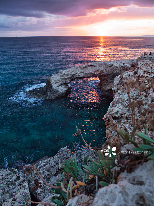 塞浦路斯艾依纳帕日落时分令人惊叹的海边拱门图片素材