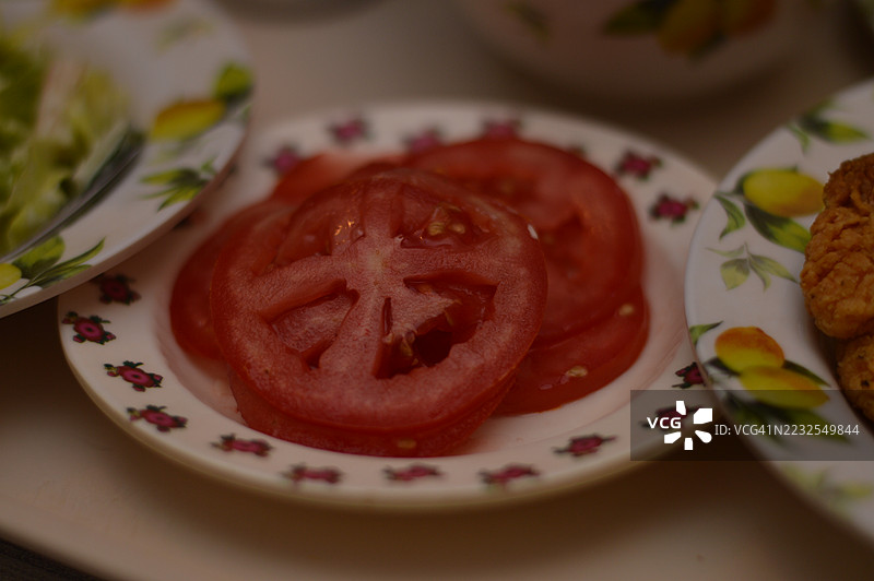 装饰盘上的切片番茄图片素材