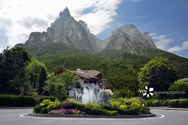 意大利卡斯特尔罗托的风景如画的山地景观，带有喷泉和小木屋图片素材