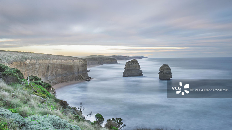 澳大利亚波特坎贝尔的日落海岸悬崖和海堆图片素材