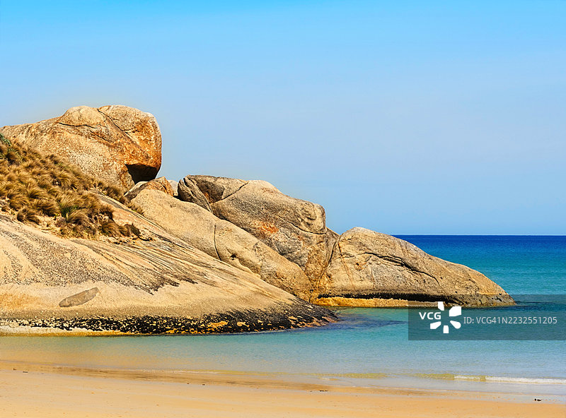 南吉普斯兰，澳大利亚，岩石海滩，晴朗的蓝天和宁静的海洋图片素材