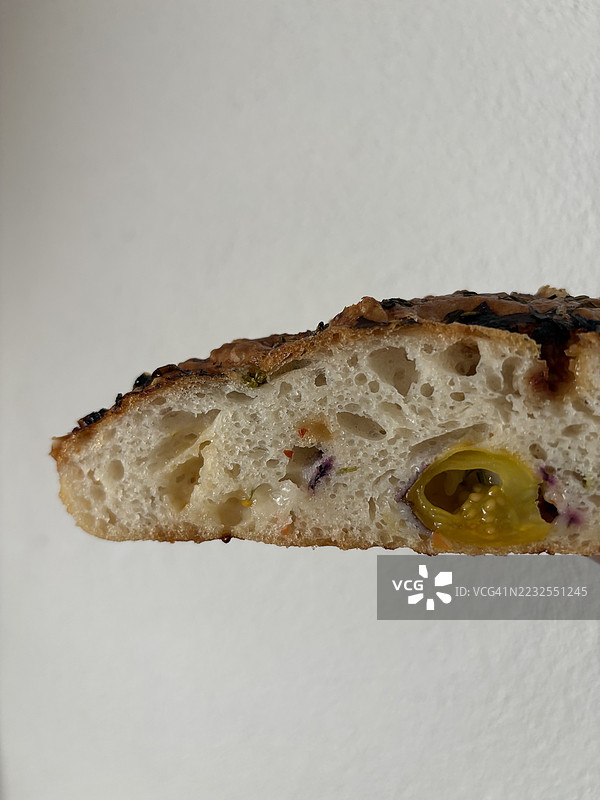 白色背景下的橄榄手工面包特写图片素材