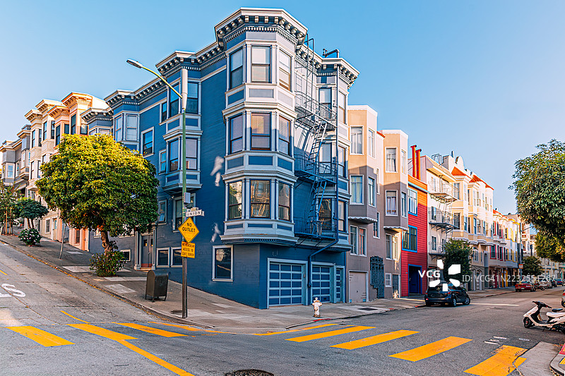 旧金山，加利福尼亚州，色彩斑斓的维多利亚风格公寓建筑街道图片素材