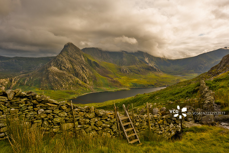 戏剧性的山地风景，石墙和湖泊，英国图片素材