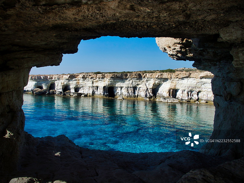 塞浦路斯艾依纳帕，岩石洞穴口的海景图片素材