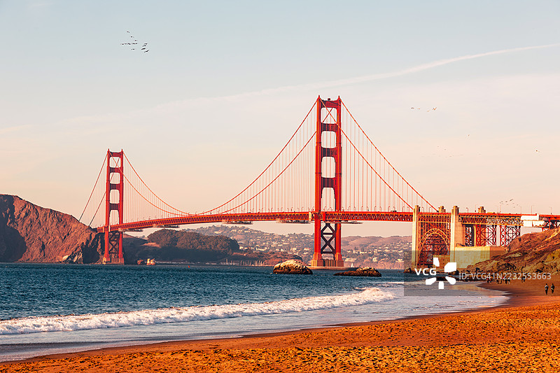 阳光明媚的日子里，旧金山加利福尼亚州的面包师海滩和金门大桥图片素材