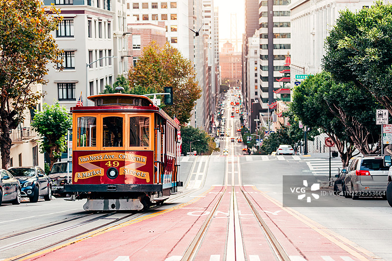 旧金山，加利福尼亚州，美国的陡峭街道上的历史电缆车图片素材