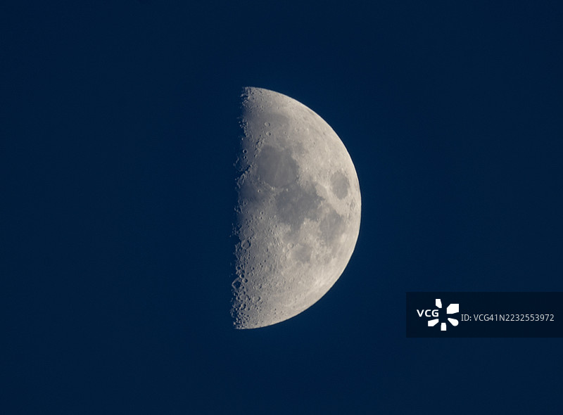 晴朗夜空中的半月图片素材
