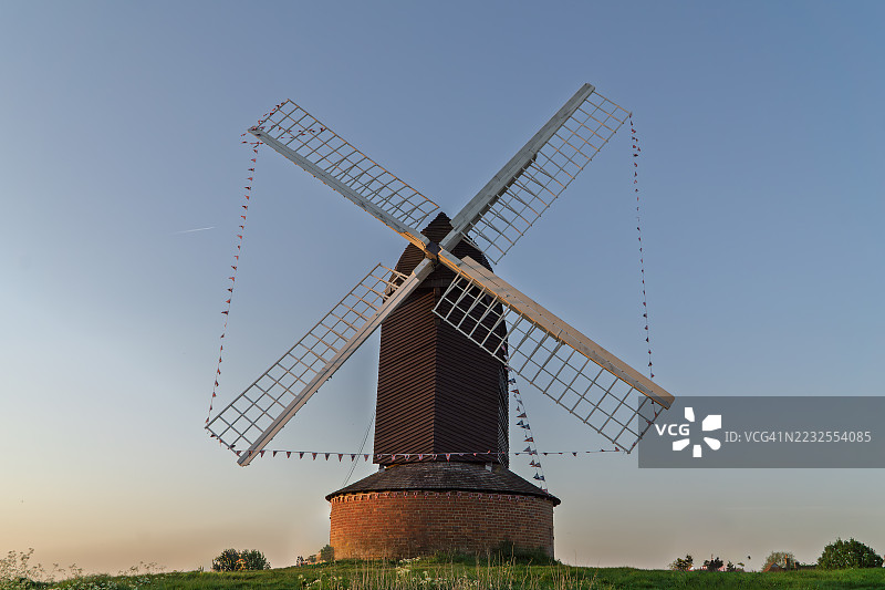 夕阳下的传统风车，艾尔斯伯里，英国图片素材