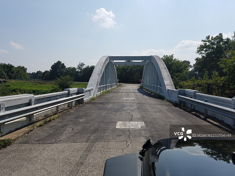 阳光明媚的日子里白色拱桥的美丽景色图片素材