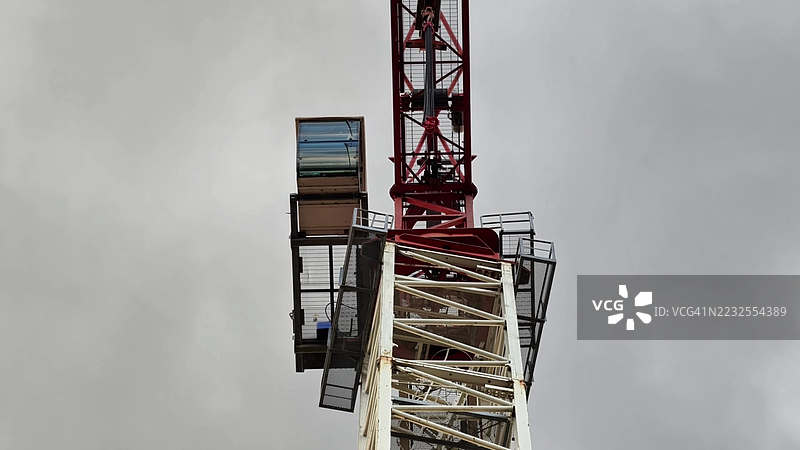 低角度视图的通信塔与多云的天空图片素材