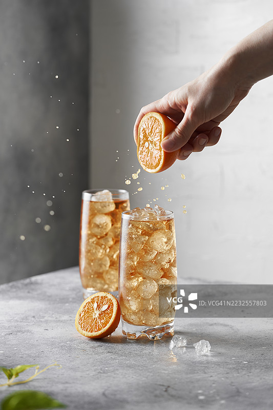 清爽的橙子冰茶。图片素材