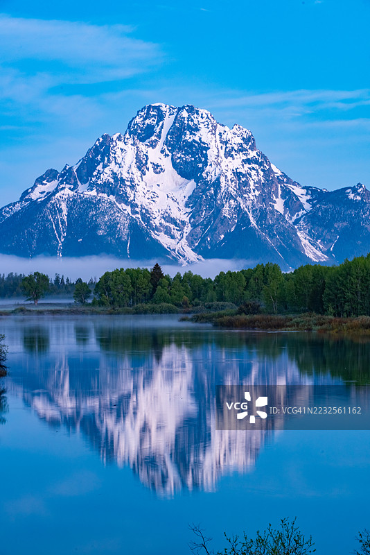 在蛇河的牛角湾观看大提顿山脉的日出。美国怀俄明州大提顿国家公园。图片素材