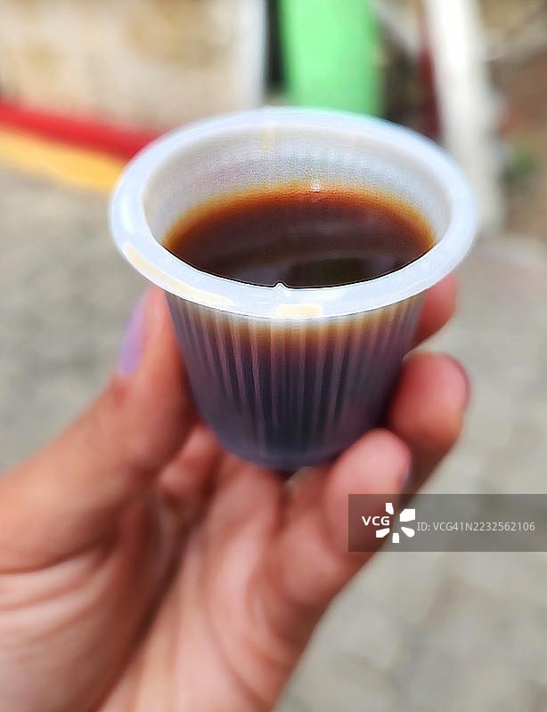 一次性塑料杯中的咖啡图片素材