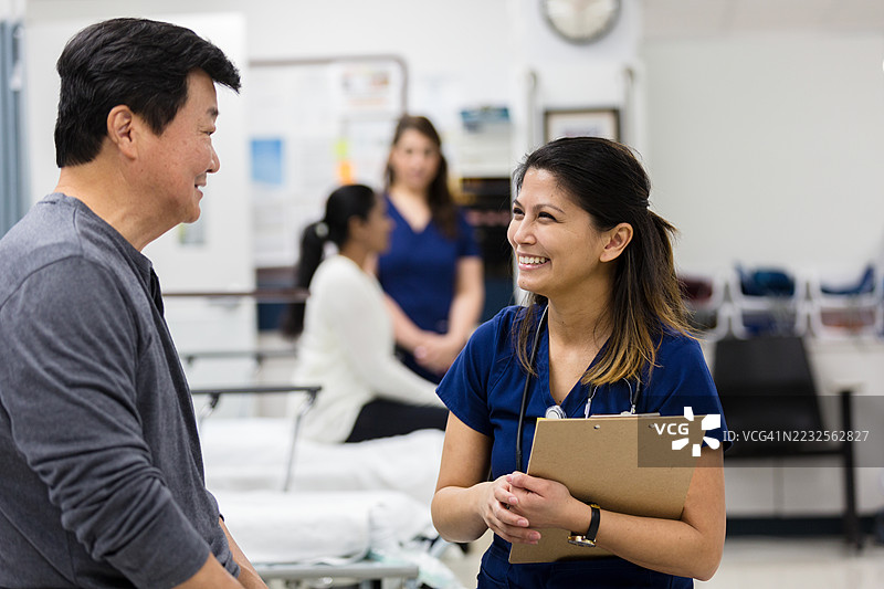 医生与患者交谈，医疗工作者与男性患者图片素材