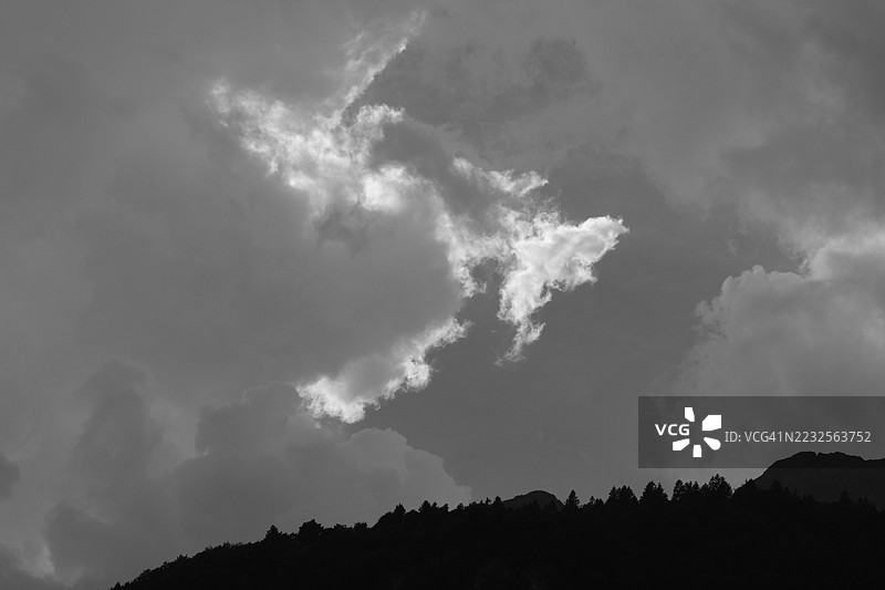 阿尔卑斯山上戏剧性的黑白云彩图片素材