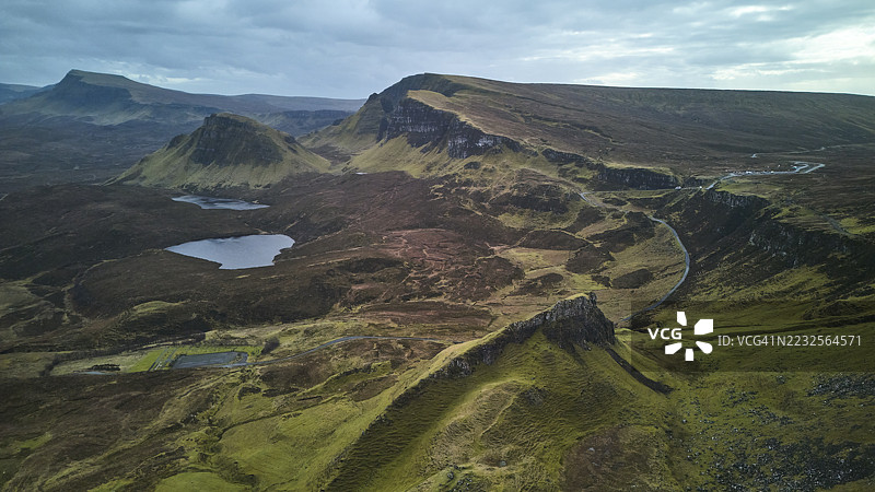 苏格兰高地，英国斯凯岛的奎朗山脉无人机视角。图片素材