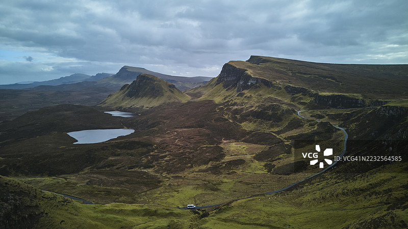 苏格兰高地，英国斯凯岛的奎朗山脉无人机视角。图片素材