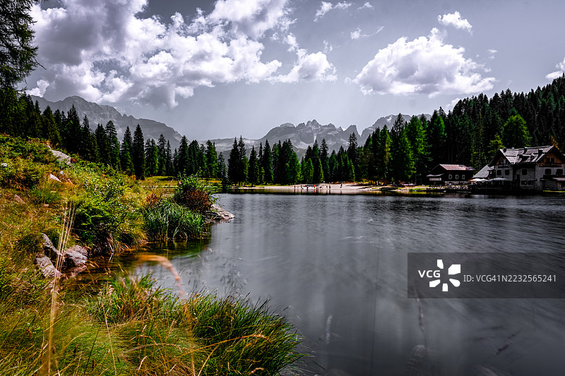 南宾湖与多洛米蒂山脉，自然风光全景图片素材