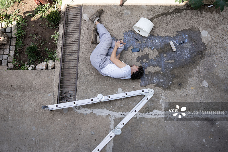 工作场所事故导致工人在户外从梯子上摔落图片素材