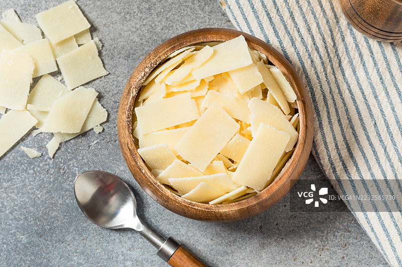 桌子上的帕尔马干酪刨丝碗图片素材