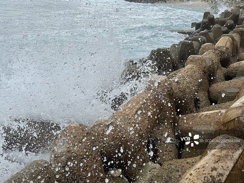 海浪拍打海岸岩石图片素材