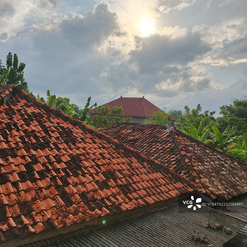 阳光照耀的屋顶与多云的天空，印度图片素材