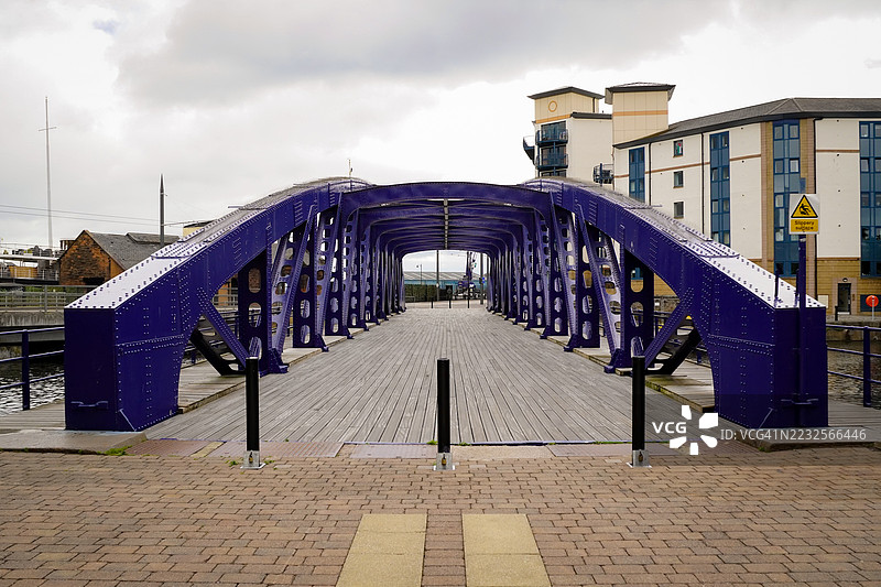 城市环境中紫色桥梁在多云天空下，爱丁堡，英国图片素材