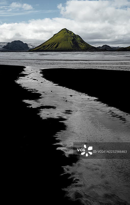 冰岛云雾下的雄伟山脉与河流图片素材