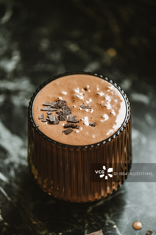 巧克力奶昔配巧克力糖屑图片素材