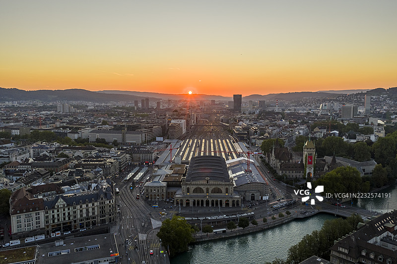 苏黎世天际线与利马特河、主火车站、HB火车站图片素材