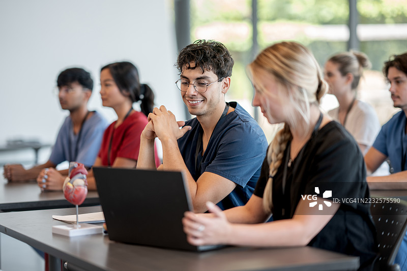 医学生在教室环境中合作，使用解剖模型图片素材