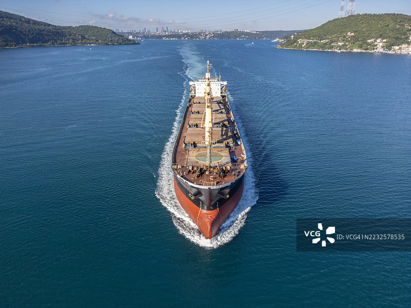 大型散货船在航行中的鸟瞰图。伊斯坦布尔博斯普鲁斯海峡的普通货船。图片素材